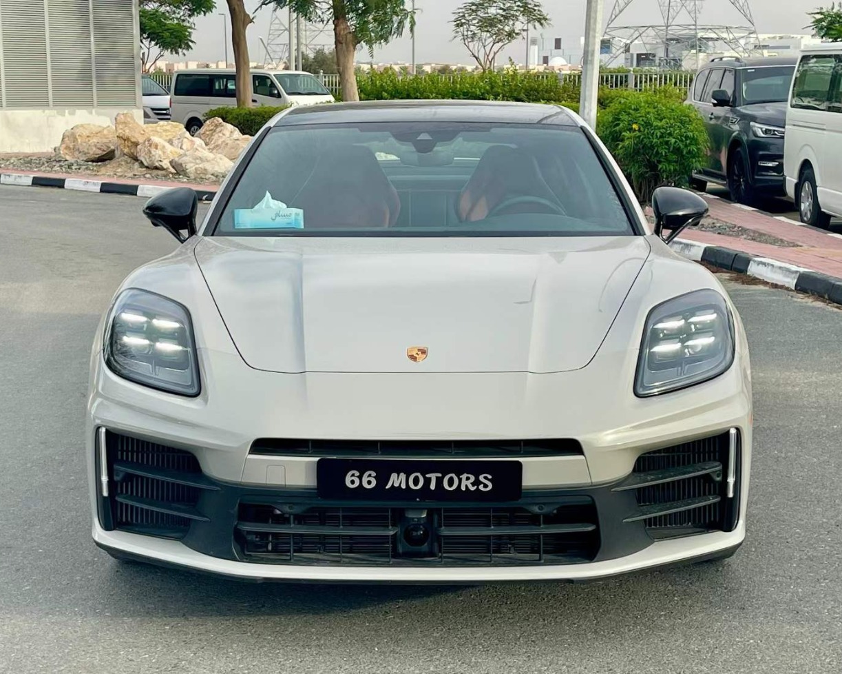 2025 Porsche Panamera, 4,000 km