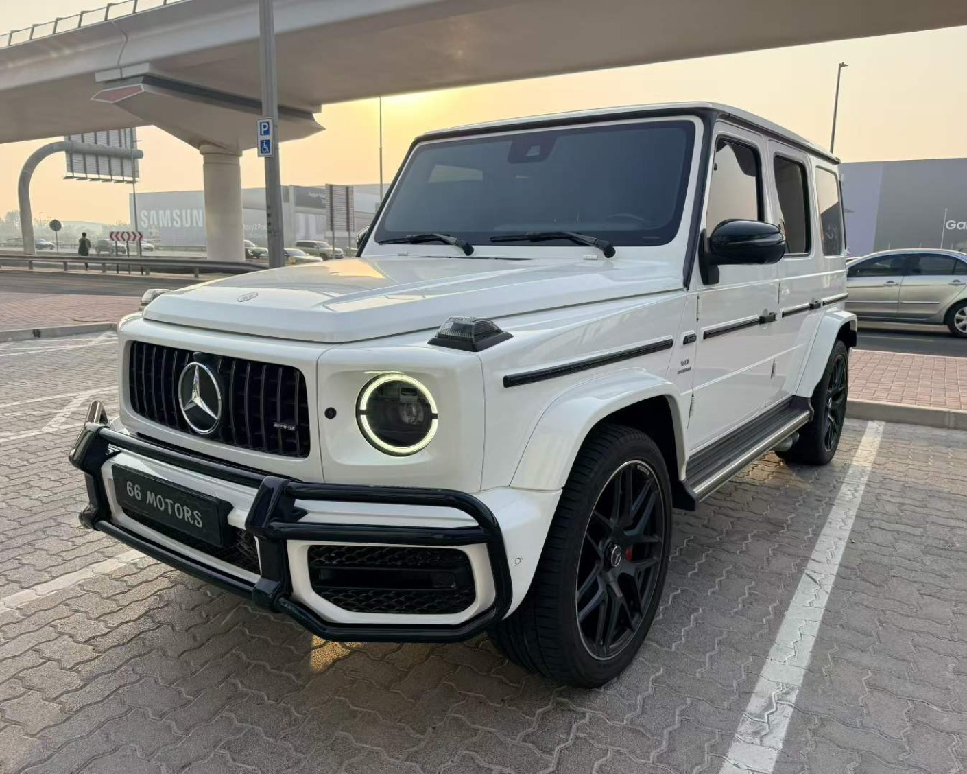 مرسيدس-AMG G 63 موديل 2022 خليجي أبيض وداخلية حمراء